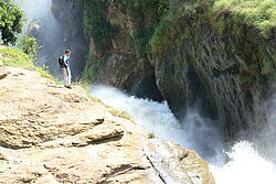 Die Wassermassen der Murchison Falls zwängen sich durch eine enge, knapp 7 Meter breite Schlucht. Von oben hat man einen tollen Blick auf die donnernden Wassermassen.