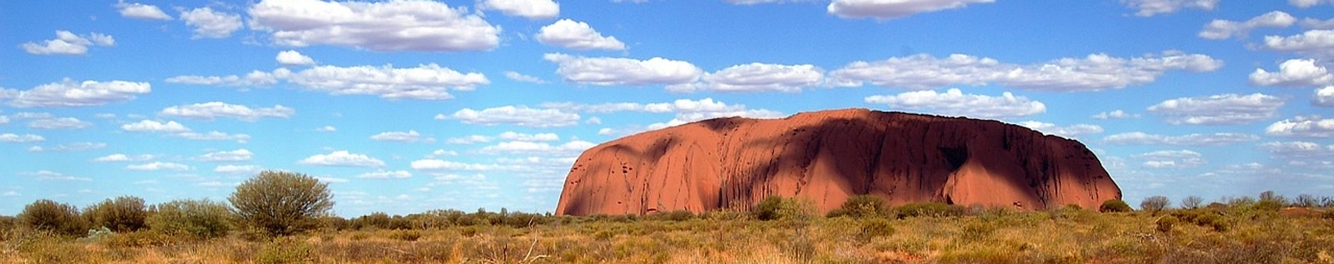 Uluru vor blauem Himmel