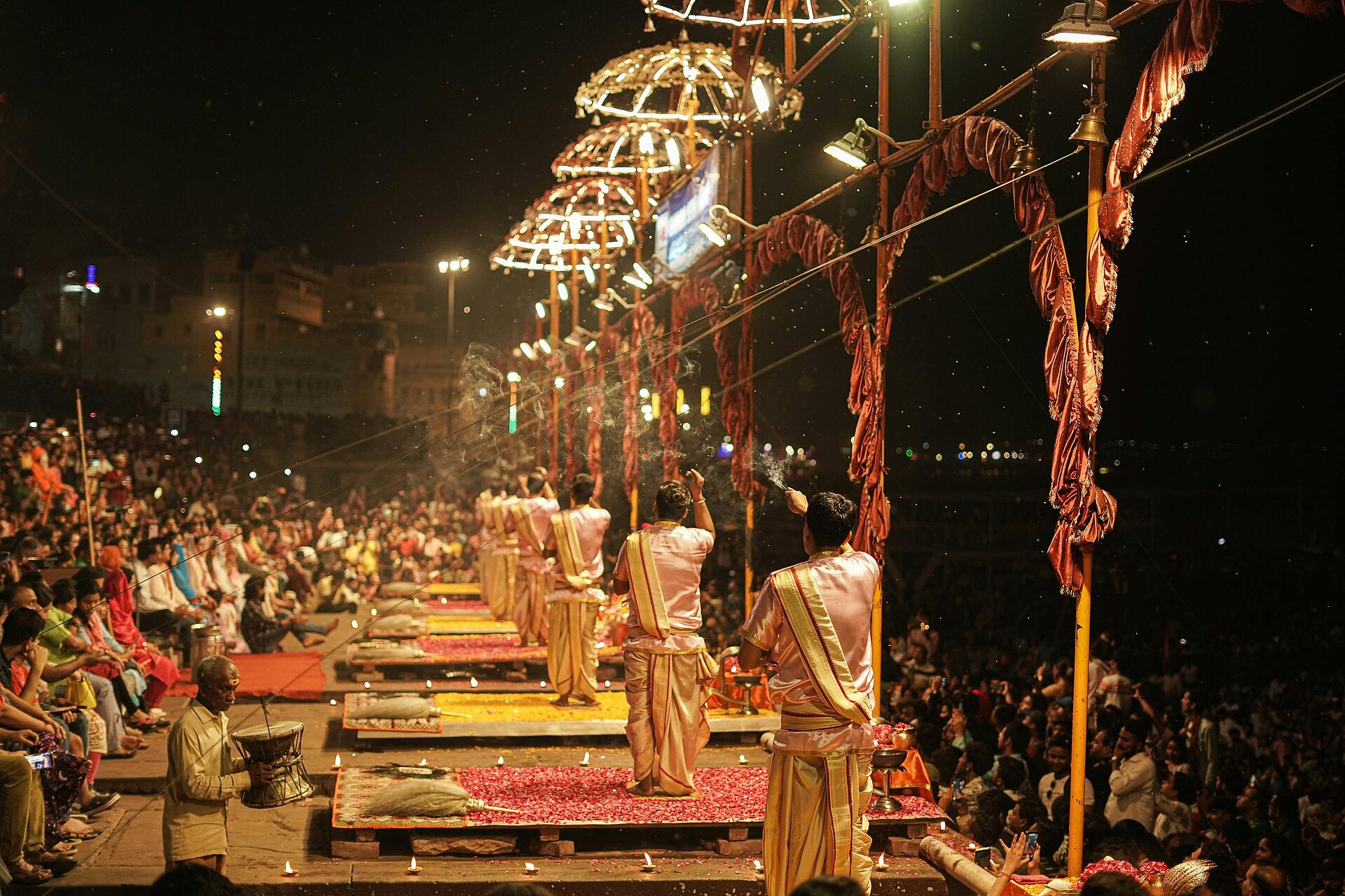 Abendzeremonie Ganga Aarti am Ufer von Varanasi