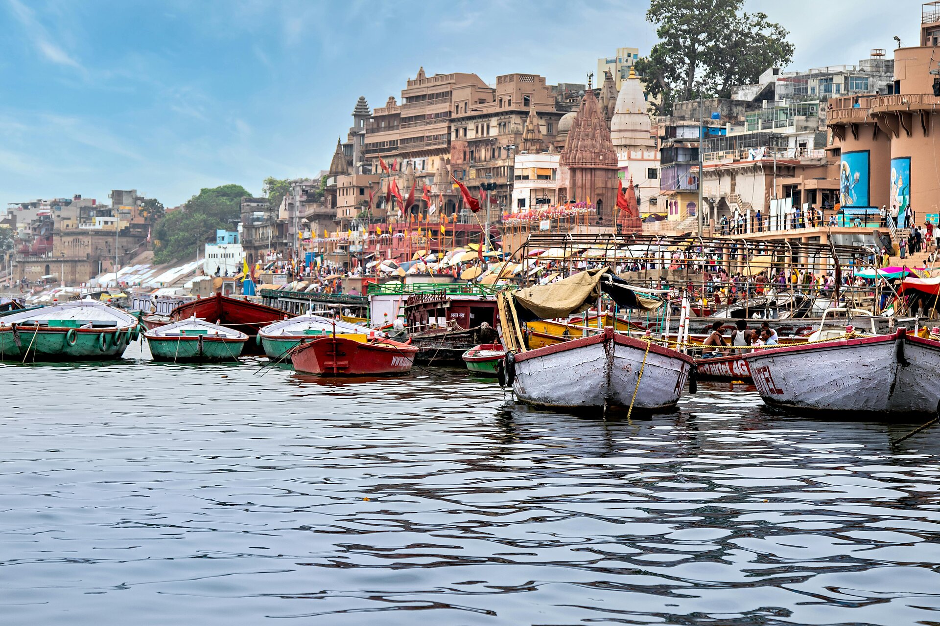 Schwimmende Boote am Ufer des Ganges bei Varanasi