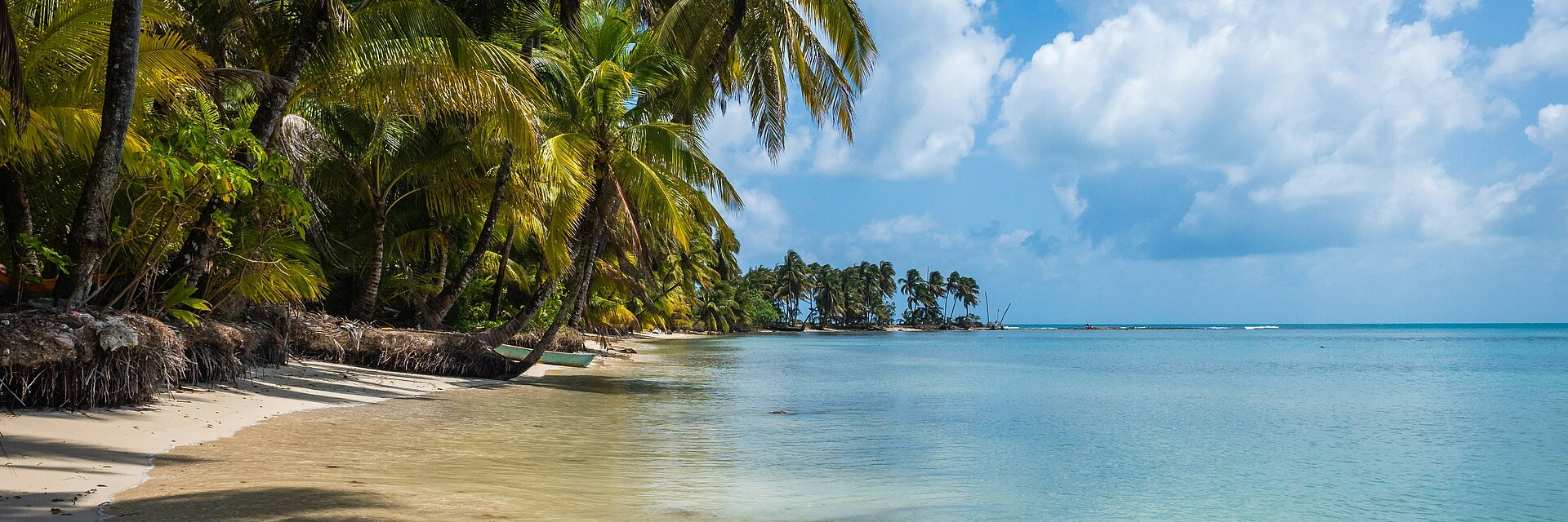 Malerischer Strand mit Palmen am Ufer in Nicaragua.
