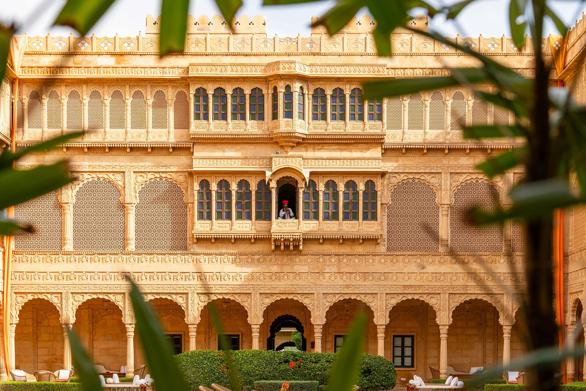 Hotel Suryagarh in Jaisalmer, das im Stil eines traditionellen rajasthanischen Palastes erbaut wurde. 