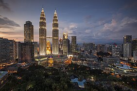 Skyline bei Nacht in Kuala Lumpur