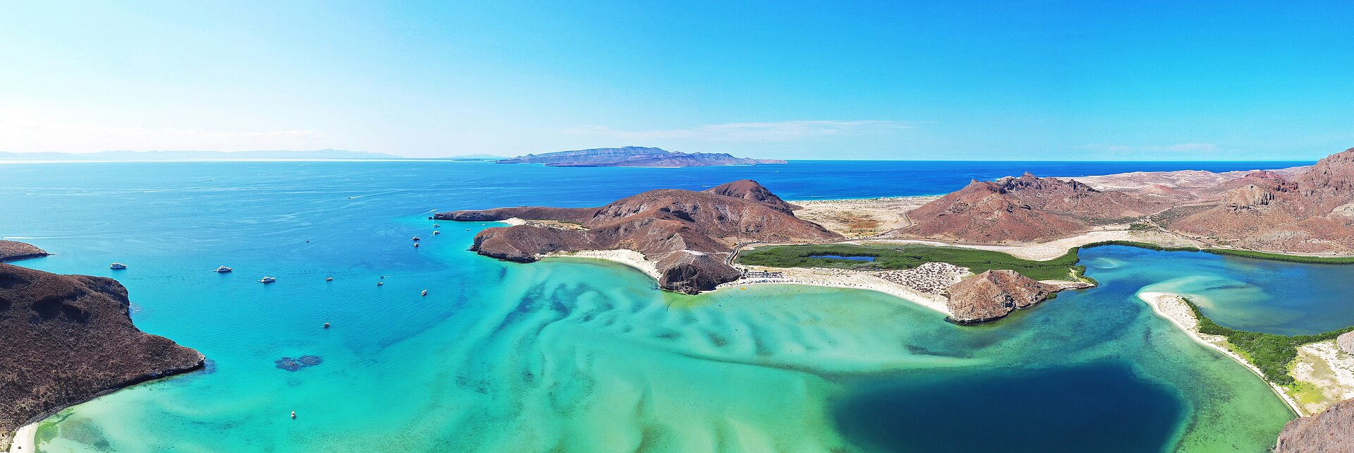 Luftaufnahme einer Buchtenlandschaft mit türkisblauem Wasser auf der Baja California in Mexiko.