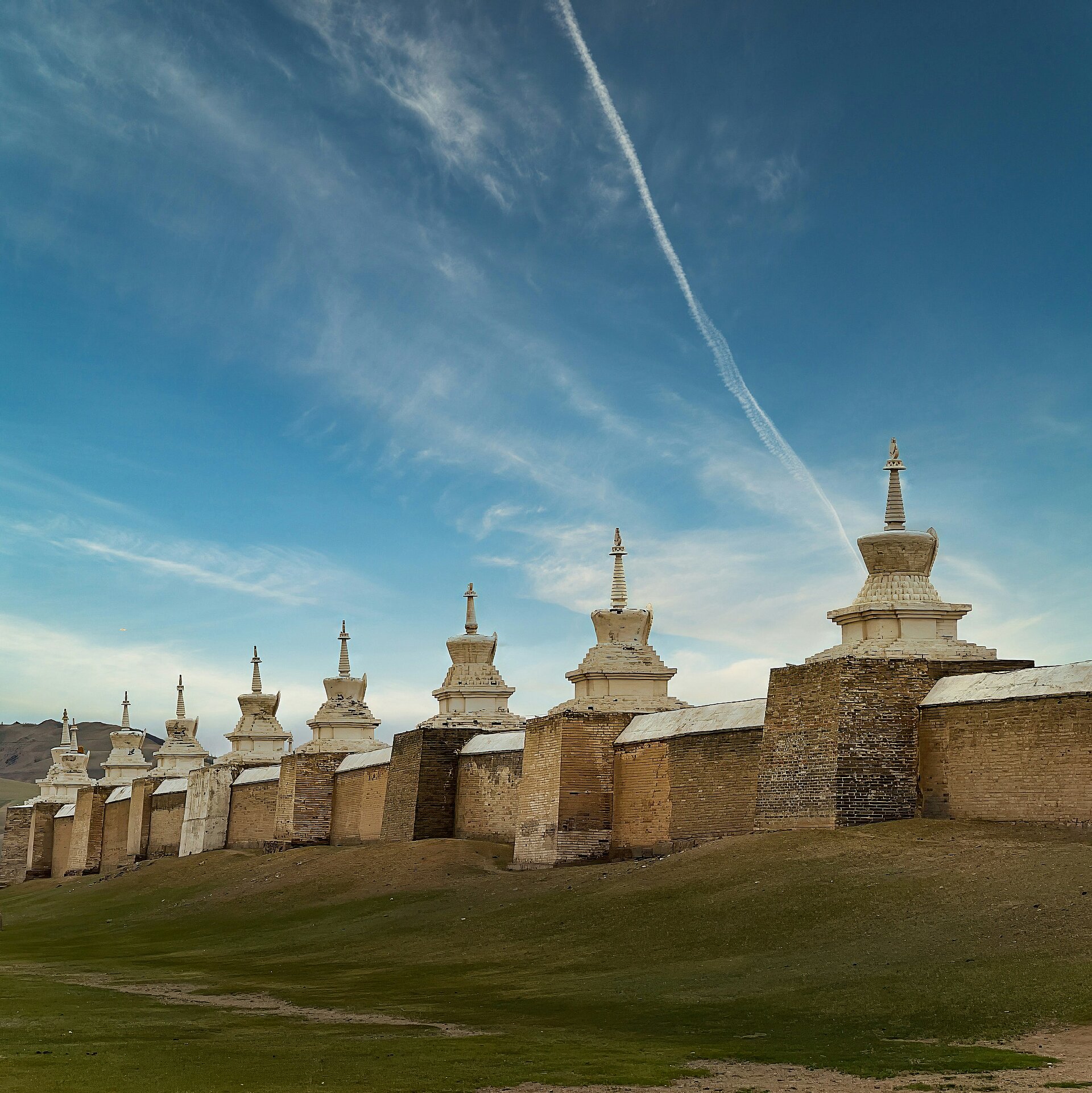 Kloster in der Mongolei vor blauem Himmel