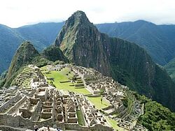 Machu Picchu mit Inkaruinen und Berggipfel