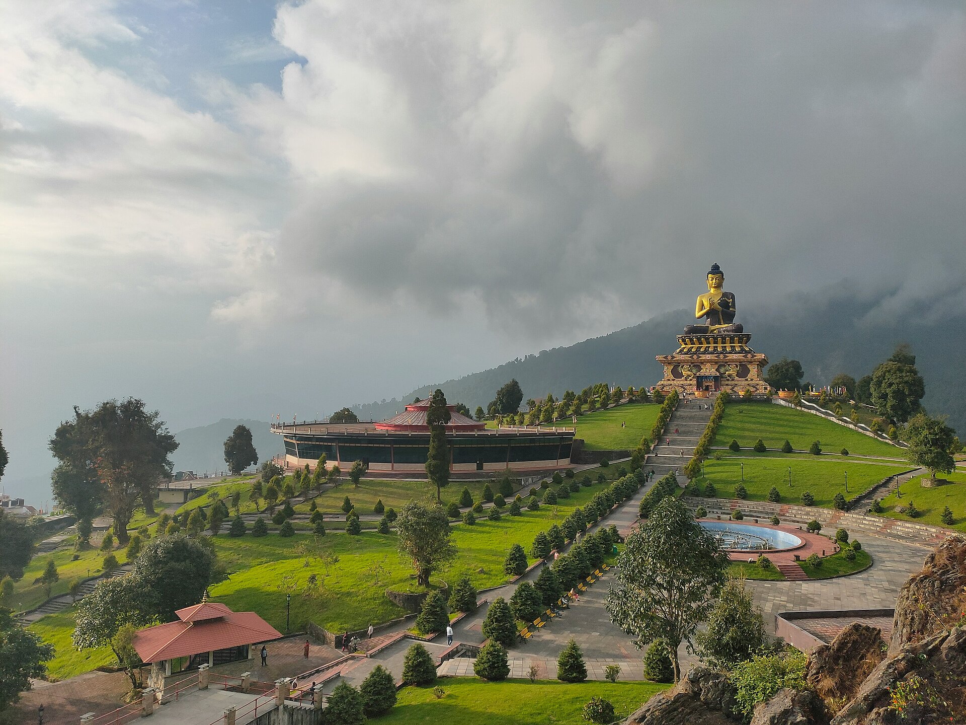 Buddha Statue auf einem Hügel in Sikkim.