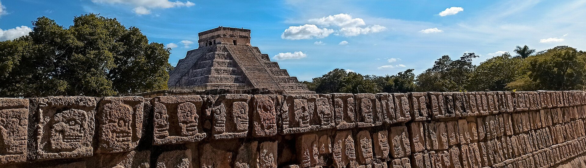 Pyramidenanlage mit Mauer in Guatemala
