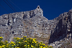 Blick aus der Gondel der Tafelberg Seilbahn auf die Bergstation, die sich auf dem Hochplateau des Tafelberges in Kapstadt, Südafrika, befindet.