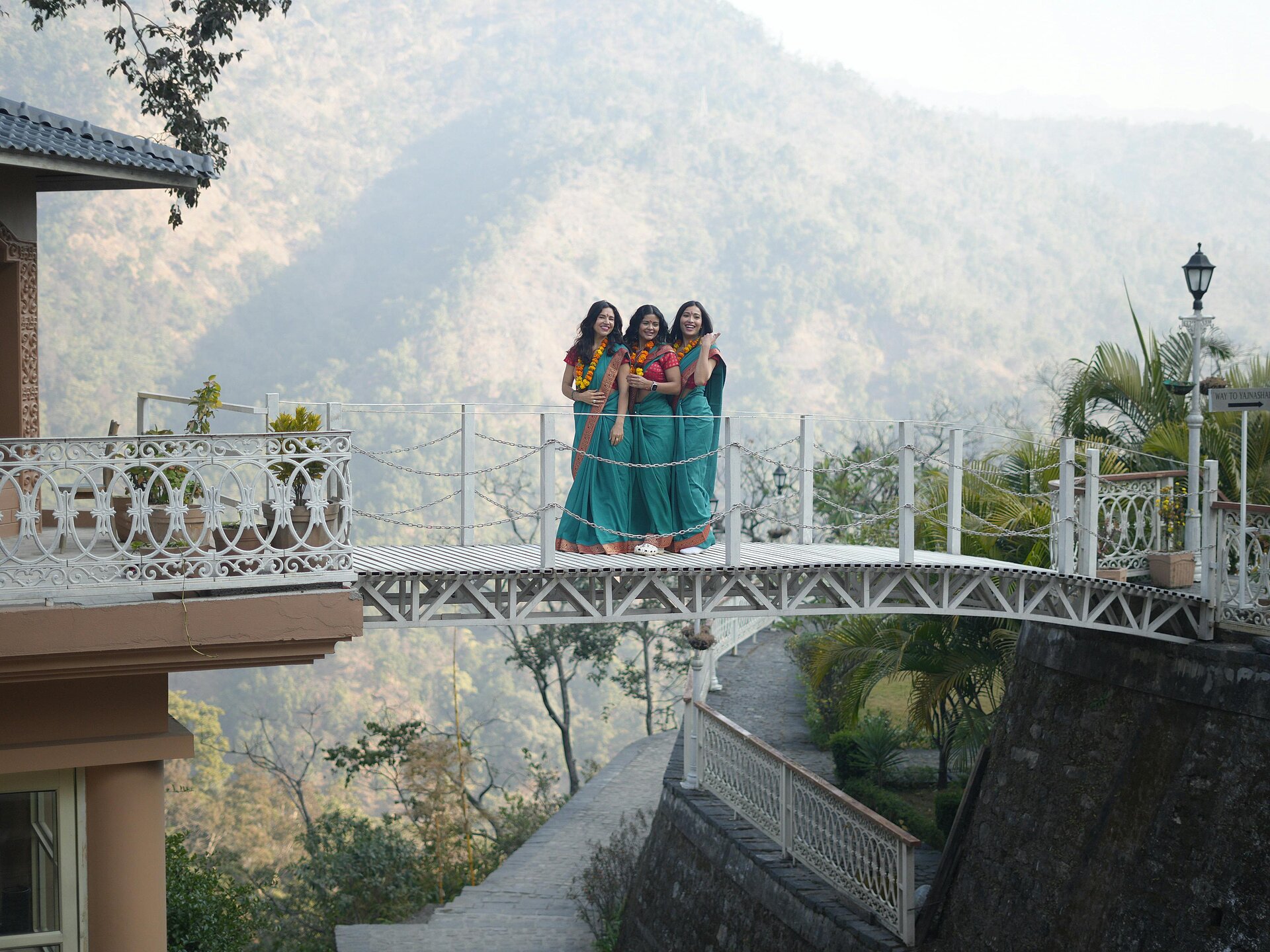 Lächelnde einheimische Frauen von Rishikesh