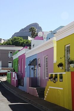Im Bo-Kaap Viertel in Kapstadt, Südafrika, stehen viele bunt bemalte Häuser