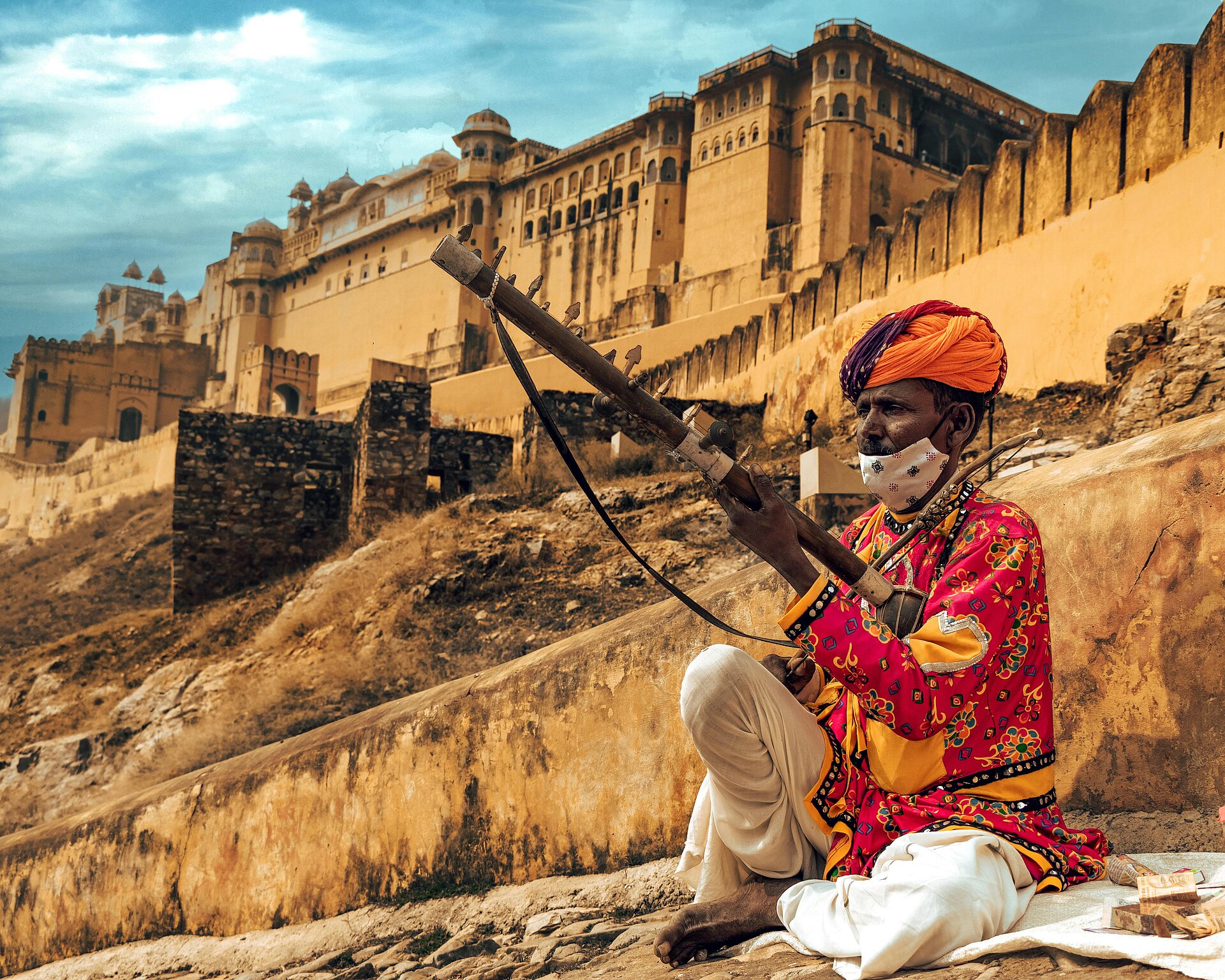 Einheimischer Mann in traditioneller Kleidung vor der Fort Jaipur