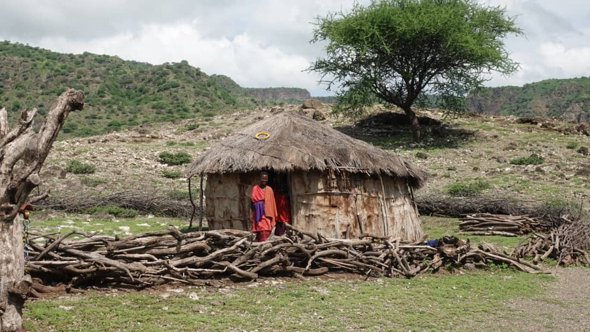 Maasai vor seiner Boma beim Lake Natron