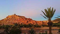 Berbersiedlung aus hellen aneinandergereihten Häusern 