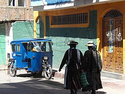 Zwei peruanische Frauen von hinten in Puno