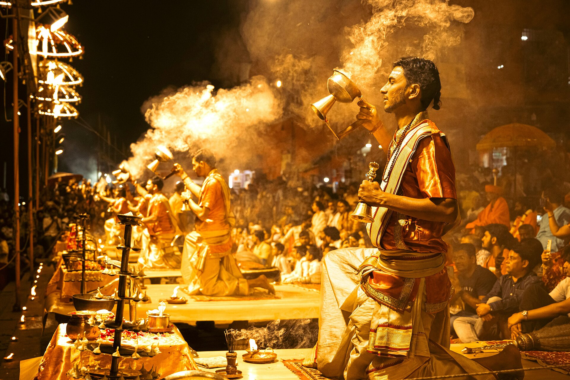 Mönche beim Beten bei der Ganga Aarti in Varanasi