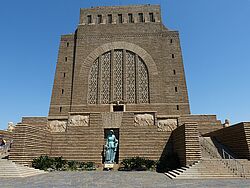 Das Voortrekkerdenkmal 6 km südwestlich von Pretoria, Südafrika. Auf einem Hügel sechs Kilometer stehend, überragt es seine Umgebung und ist weithin sichtbar.