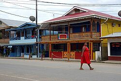 Costa Ricanerin in rotem Kleid auf der Straße im Dorf