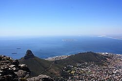 Weiter Blick von der Hochebene des Tafelberges auf die darunterliegende Stadt Kapstadt und das Meer