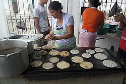 Frau bereitet Pupuseria Brote/Teigfladen zu