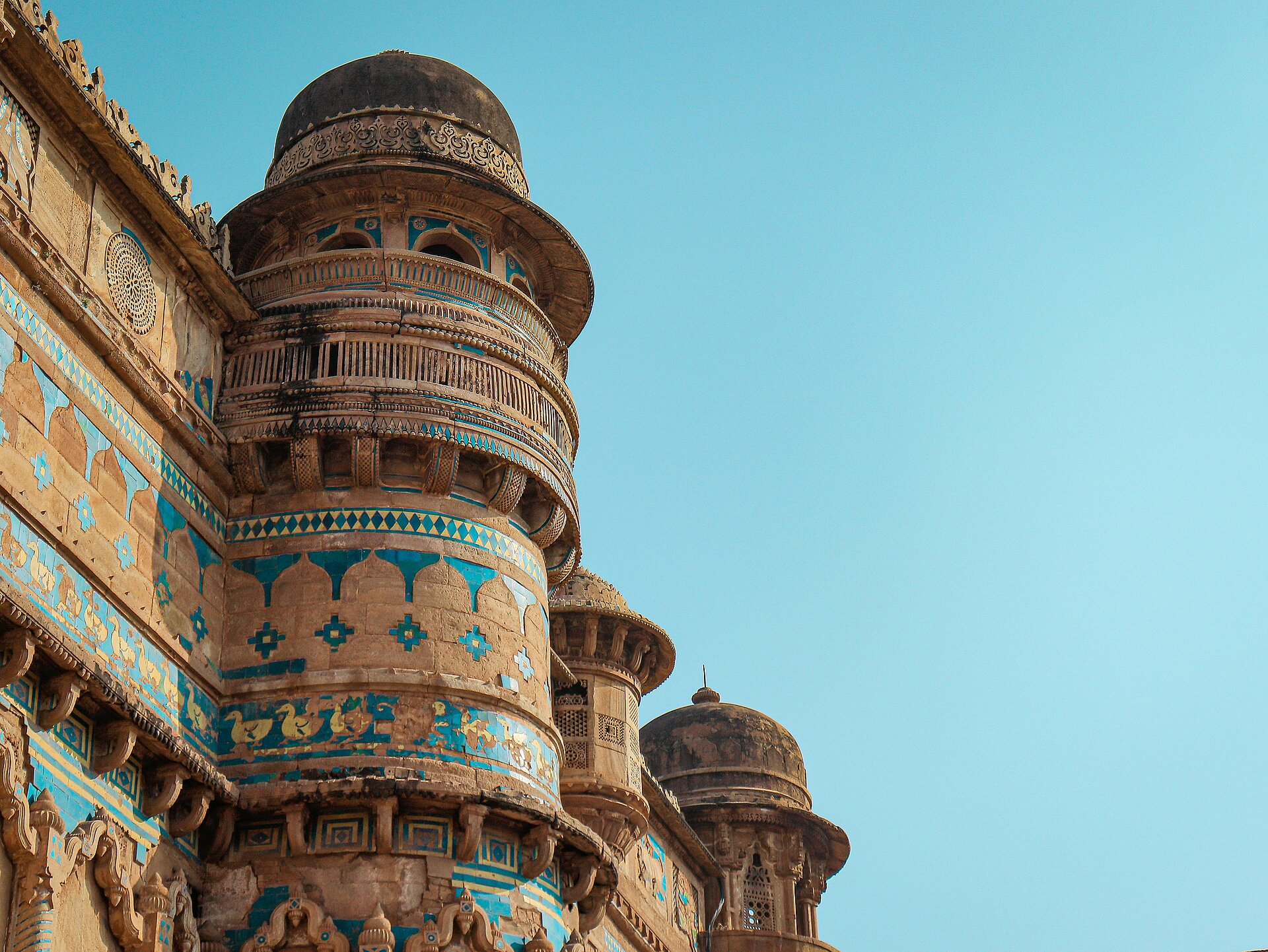 Feine Detailarbeiten vom Turm der Festung Gwalior