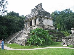Maya-Ruine Steinpyramide mit Treppen
