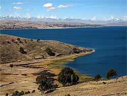 Ufer des Titicacasees und tiefblaues Wasser