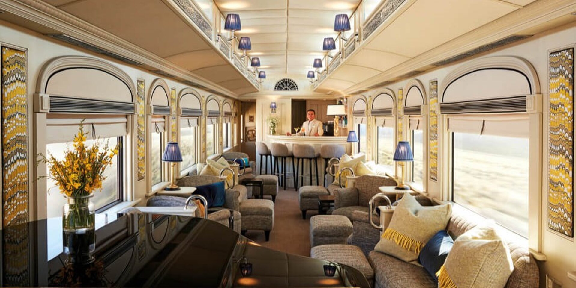 Das Bordrestaurant des Andean Explorer mit gemütlichen Sitzen und Bar in der Mitte.