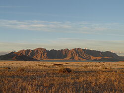 Blick über die weiten Ebenen und die schroffen Berge des Namib-Naukluft Nationalpark in Namibia