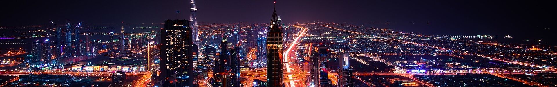 Dubai bei Nacht bunt beleuchtet