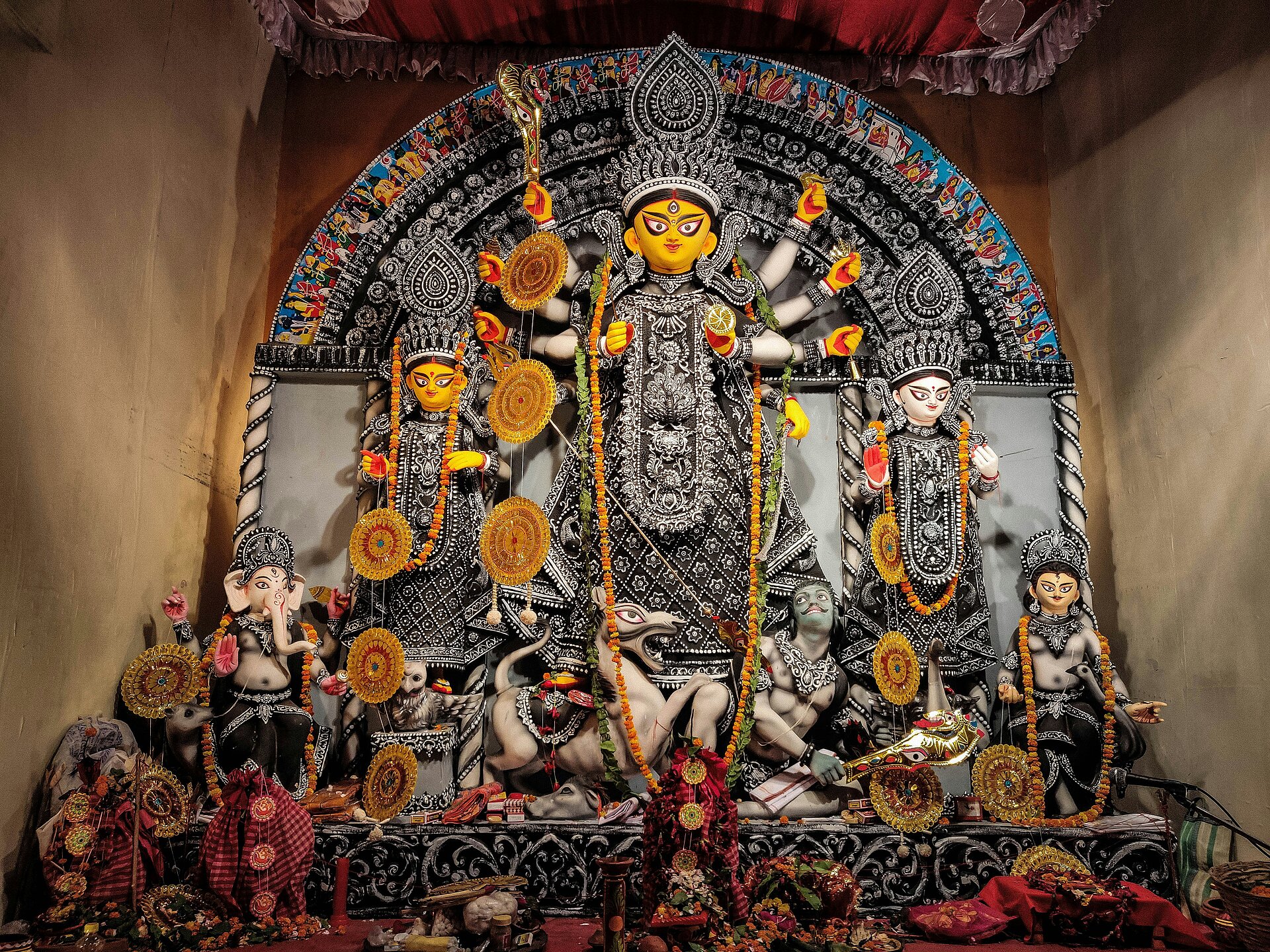 Geschmückter Altar in Kalkutta, Westbengalen