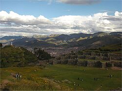 Blick aus der Ferne über die Stadt Cuzco