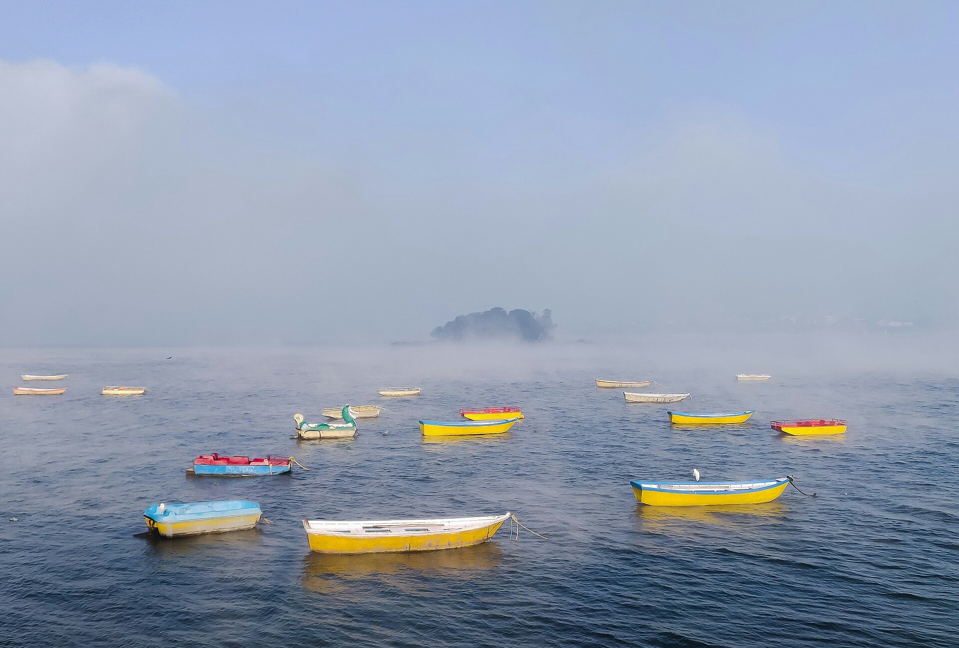 Schwimmende Boote beim See Bhopal