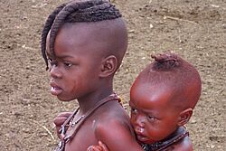 Zwei Kinder des Himba-Stammes