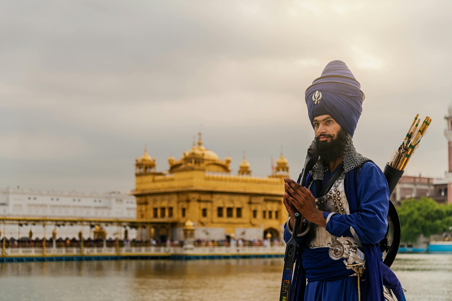 Ein Sikh-Krieger im traditionellen Gewand vor dem Goldenen Tempel in Amritsar