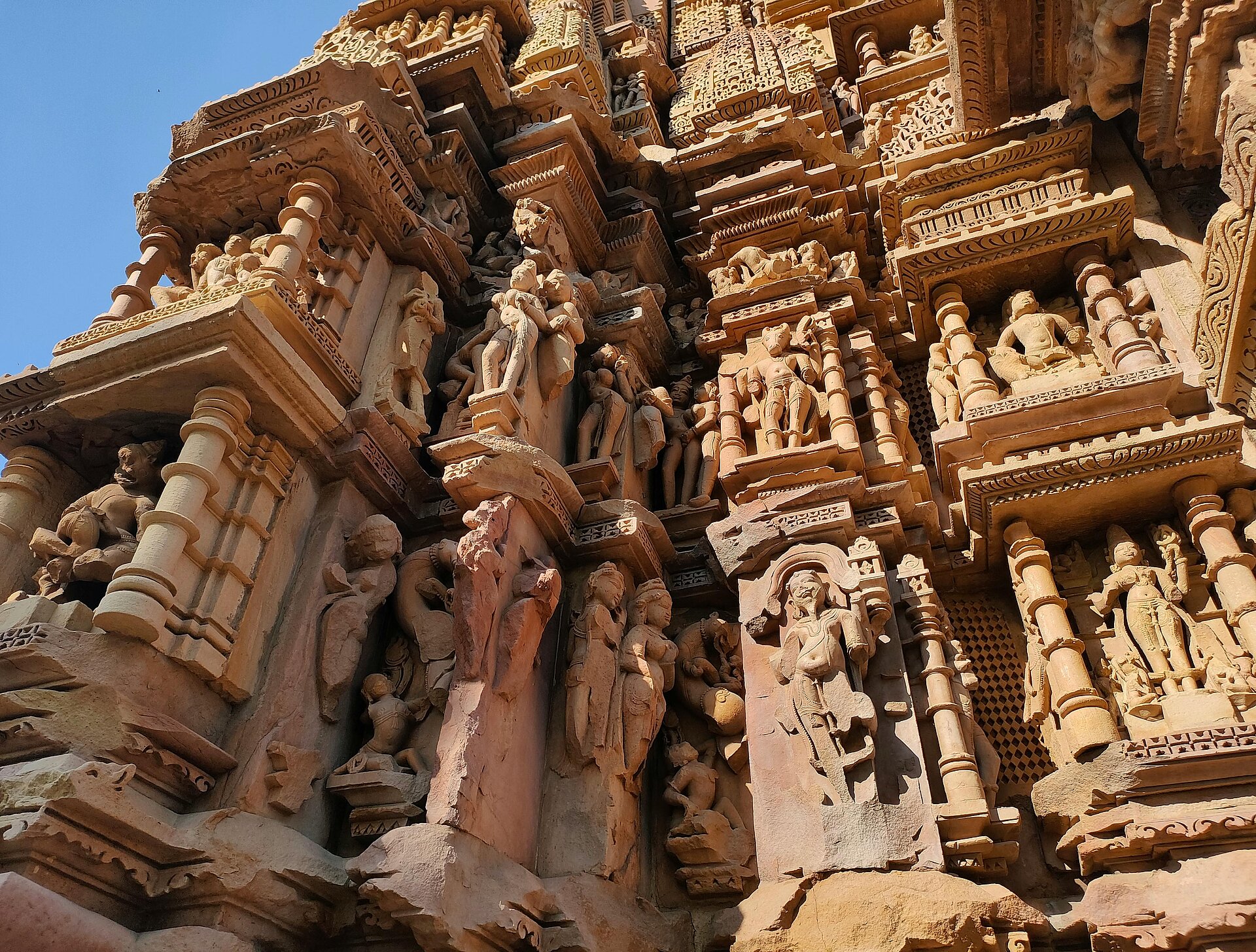 Aufwendige Steinmetzarbeiten von den Tempeln bei Khajuraho