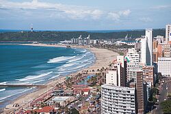 Blick entlang der Strandpromenade von Durban, die von einigen Hochhäusern gesäumt ist.