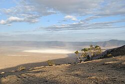 Blick vom Ngorongoro-Krater auf weißen See