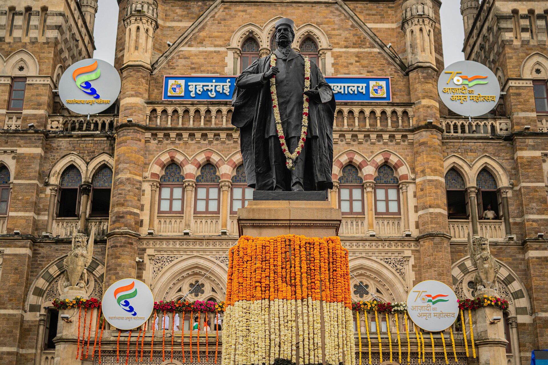 Statue von Sir Pherozeshah Mehta vor der Stadtverwaltung in Mumbai