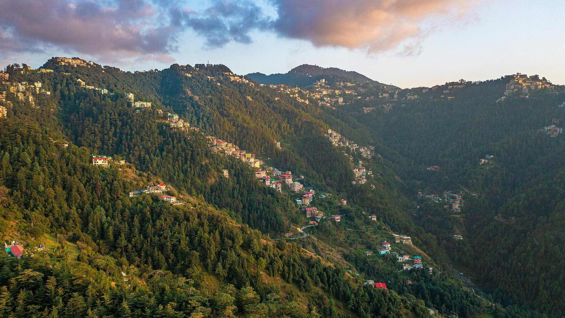 Blick auf die Stadt Shimla von der Ferne