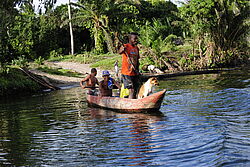 Kleines Boot mit Personen auf einem Kanal