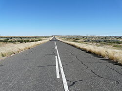 Einsame Straße auf dem Weg nach Windhoek in Namibia