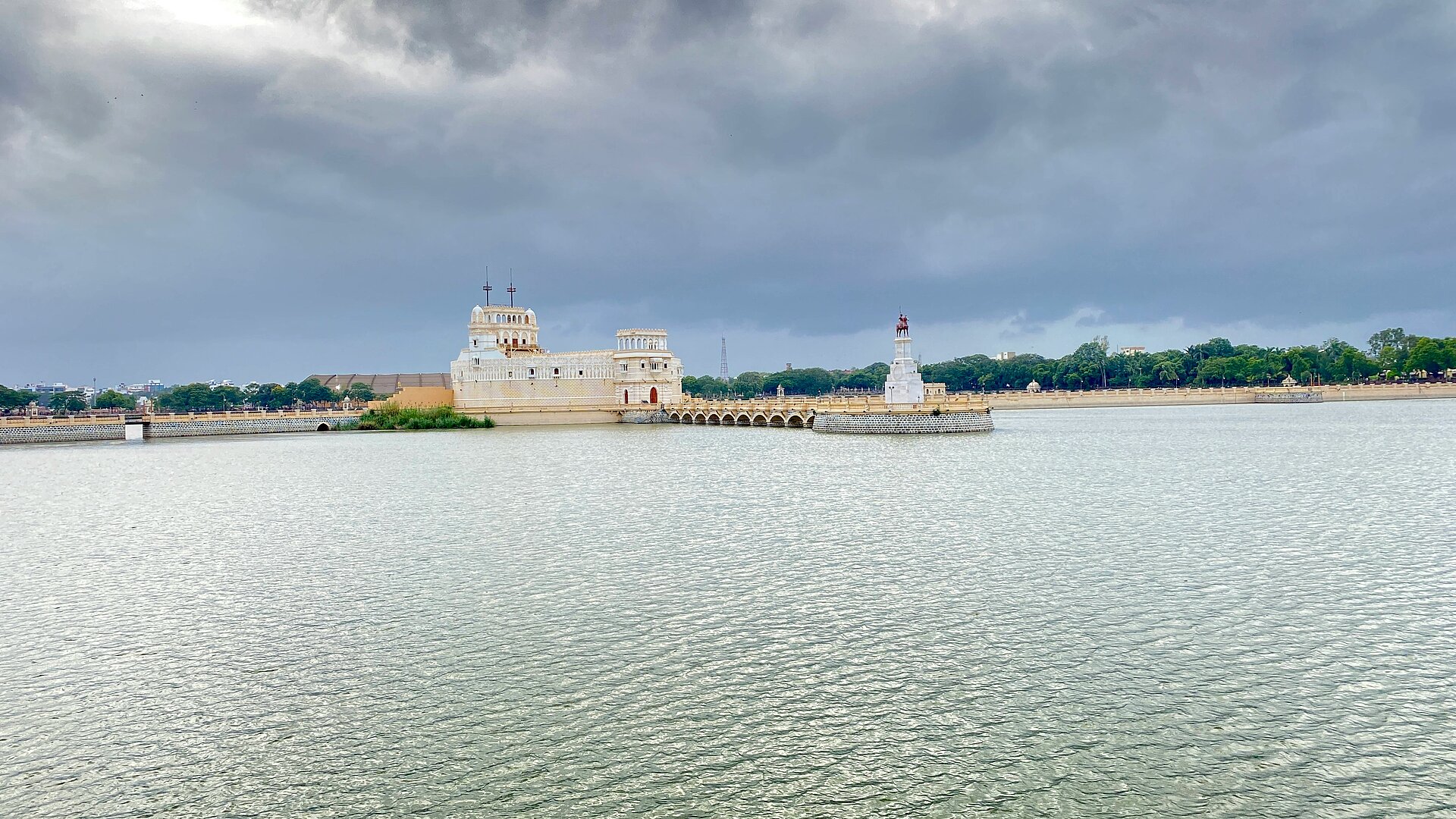 Blick vom Ufer von Jamnagar