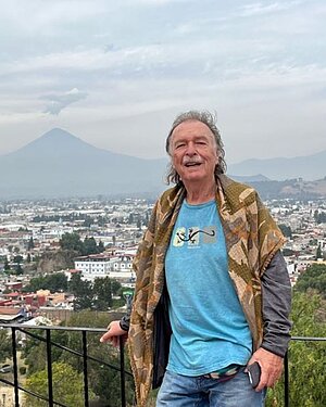 Jürgen Janßen in Mexiko mit dem Vulkan Popocatépetl im Hintergrund