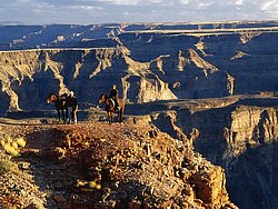 Blick in den Fish River Canyon, mit einer tiefe von 550 meter der größte Canyon in Namibia und ganz Afrika.