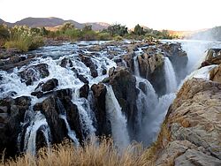 Die Wassermassen des Kunene stürzen sich bei den Epupafällen 40 Meter in die Tiefe.