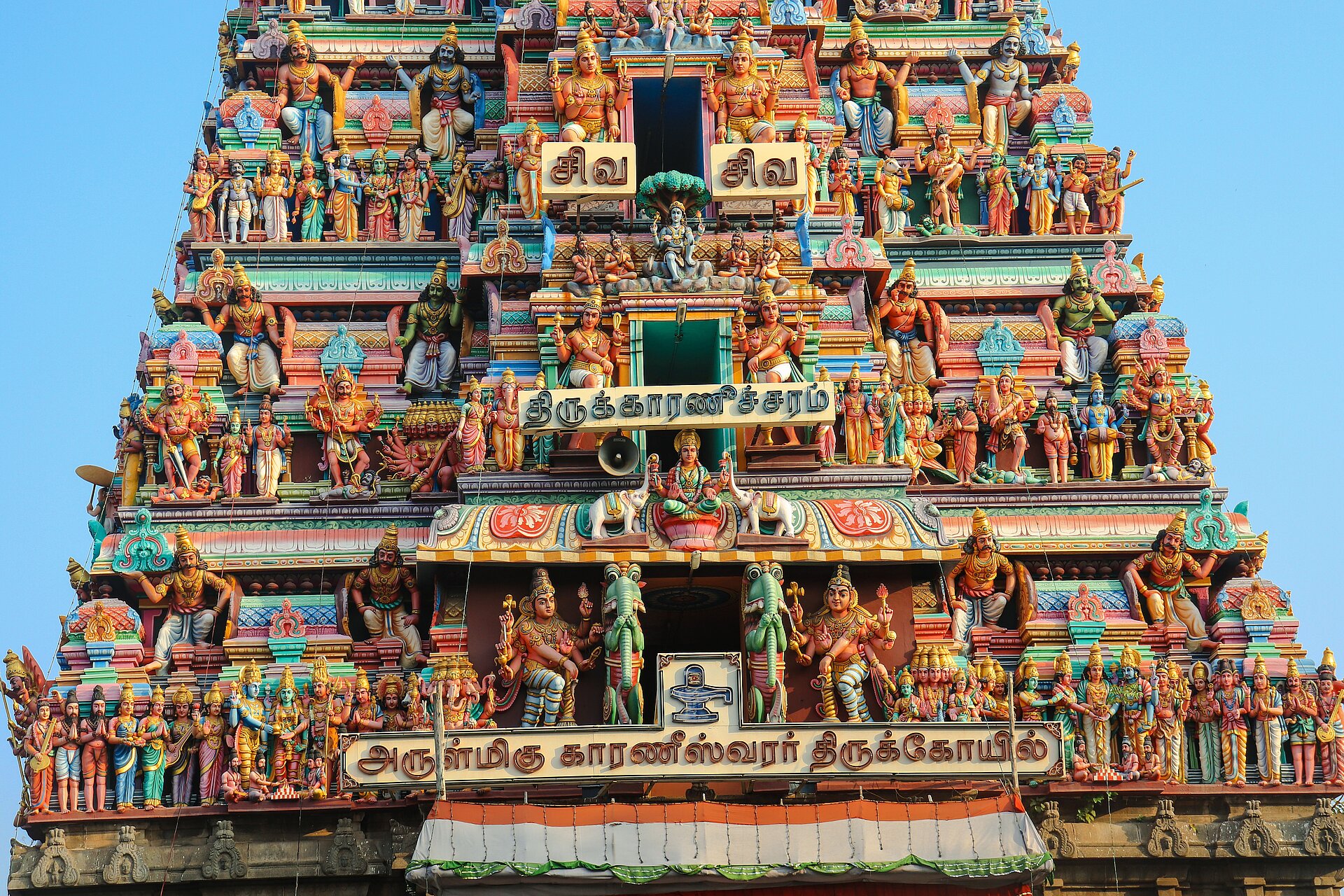Bunte Schnitzereien von einem Tempel in Südindien